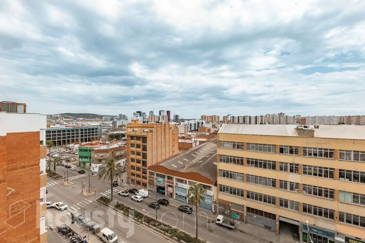 Vista exterior de Pis en venda en L'Hospitalet de Llobregat amb Aire condicionat, Calefacció i Terrassa