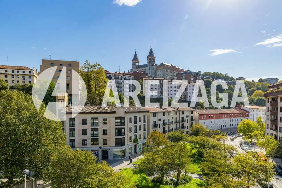 Außenansicht von Wohnung zum Verkauf in Donostia - San Sebastián  mit Heizung, Terrasse und Balkon