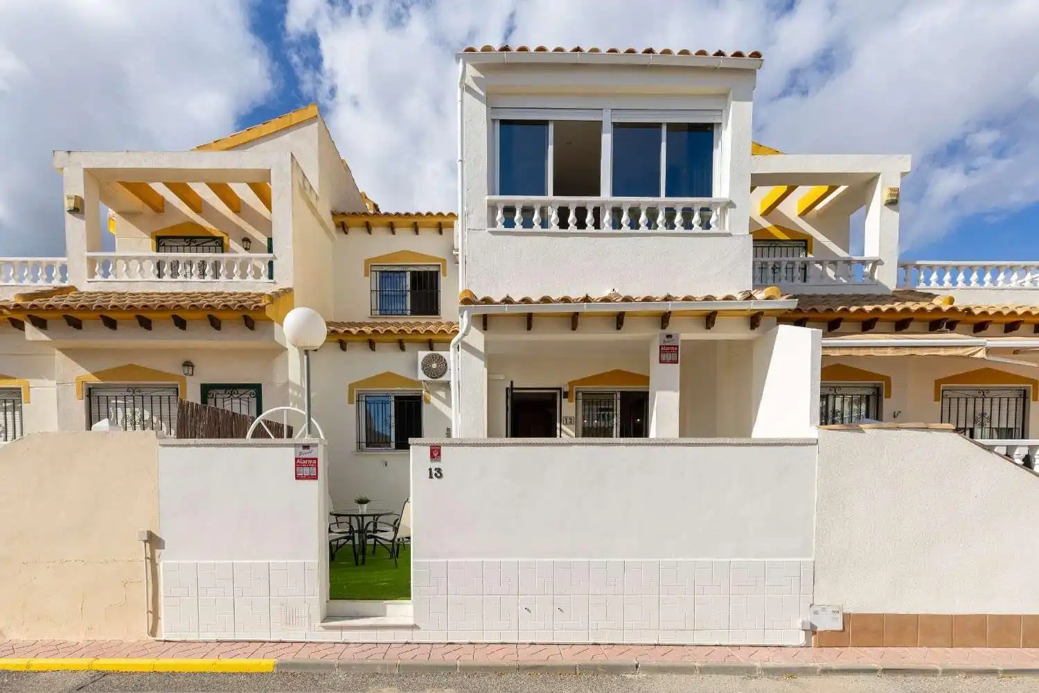 Vista exterior de Casa adosada en venta en Orihuela con Aire acondicionado, Calefacción y Jardín privado