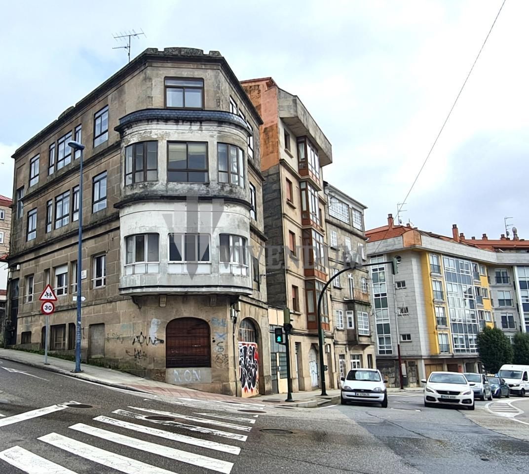 Vista exterior de Edifici en venda en Vigo 