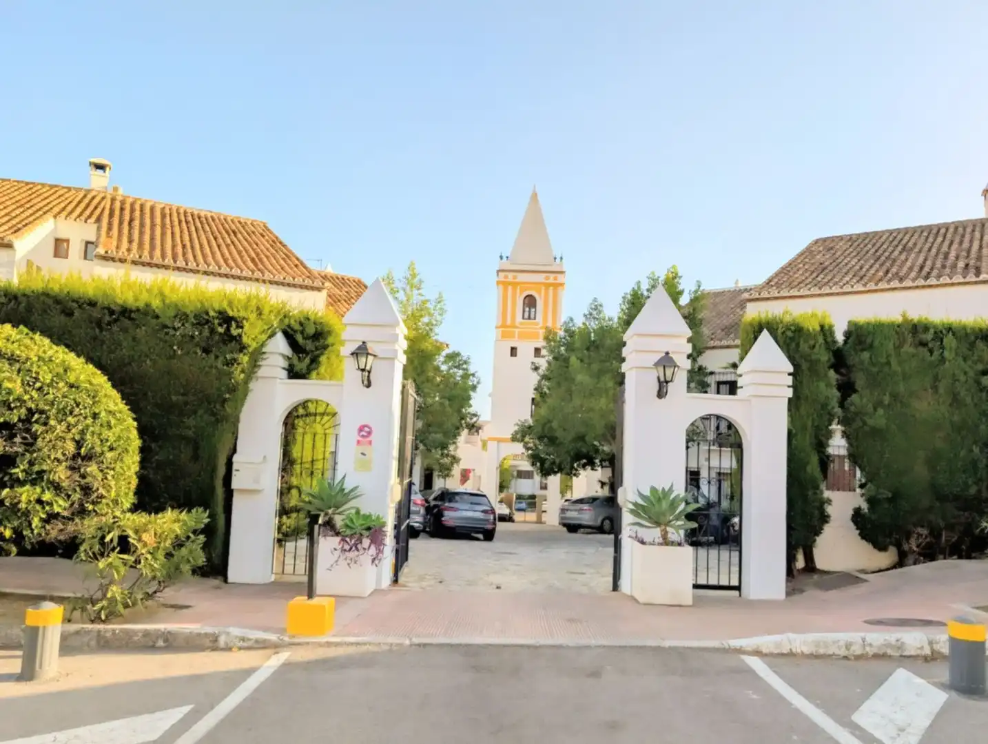 Vista exterior de Casa adosada en venta en Marbella con Aire acondicionado y Piscina comunitaria