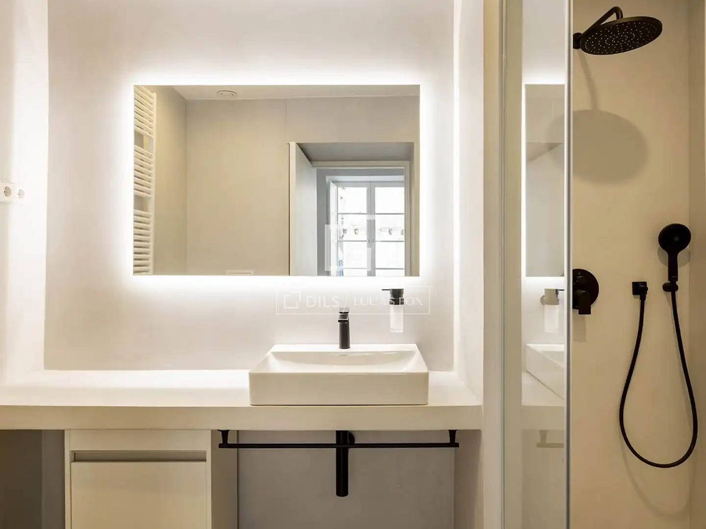 Badezimmer von Wohnung zum Verkauf in Barcelona mit Klimaanlage, Heizung und Parkett