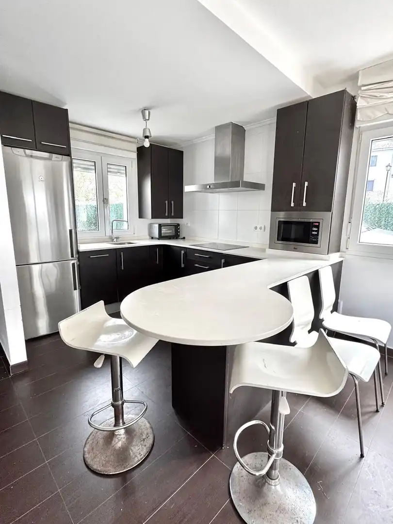 Cocina de Casa adosada en venta en Castro-Urdiales con Calefacción, Jardín privado y Terraza