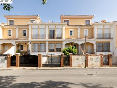 Vista exterior de Casa adosada en venda en Churriana de la Vega amb Terrassa