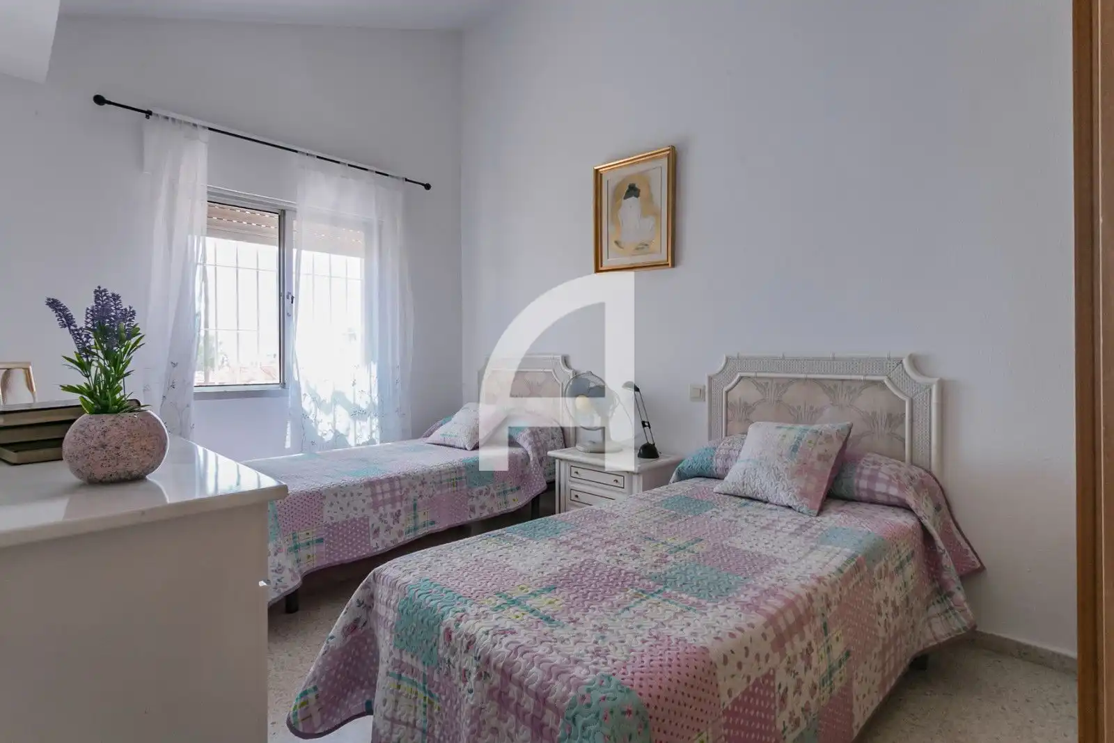 Schlafzimmer von Einfamilien-Reihenhaus zum Verkauf in Estepona mit Heizung, Terrasse und Schwimmbad