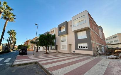 Vista exterior de Casa adosada en venda en Roquetas de Mar amb Piscina comunitària