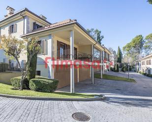 Exterior view of Single-family semi-detached for sale in Villaviciosa de Odón  with Air Conditioner and Terrace