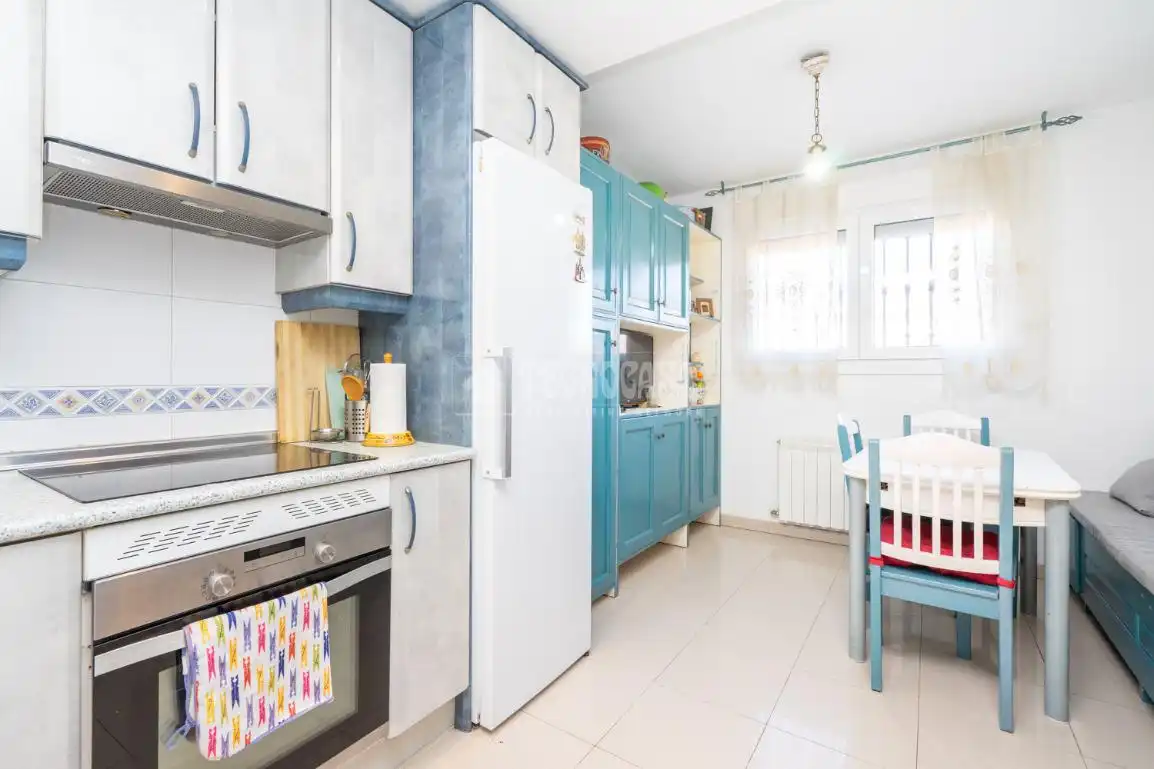 Cocina de Casa adosada en venta en Colmenar Viejo con Aire acondicionado, Jardín privado y Terraza