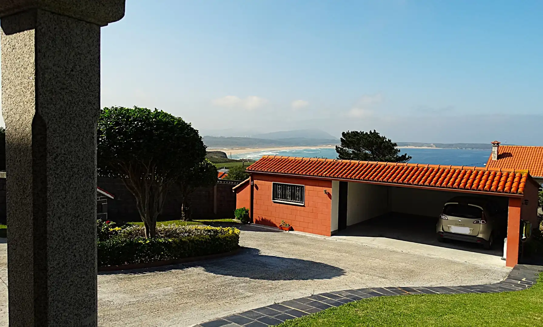 Vista exterior de Casa o xalet en venda en Valdoviño amb Calefacció, Jardí privat i Parquet