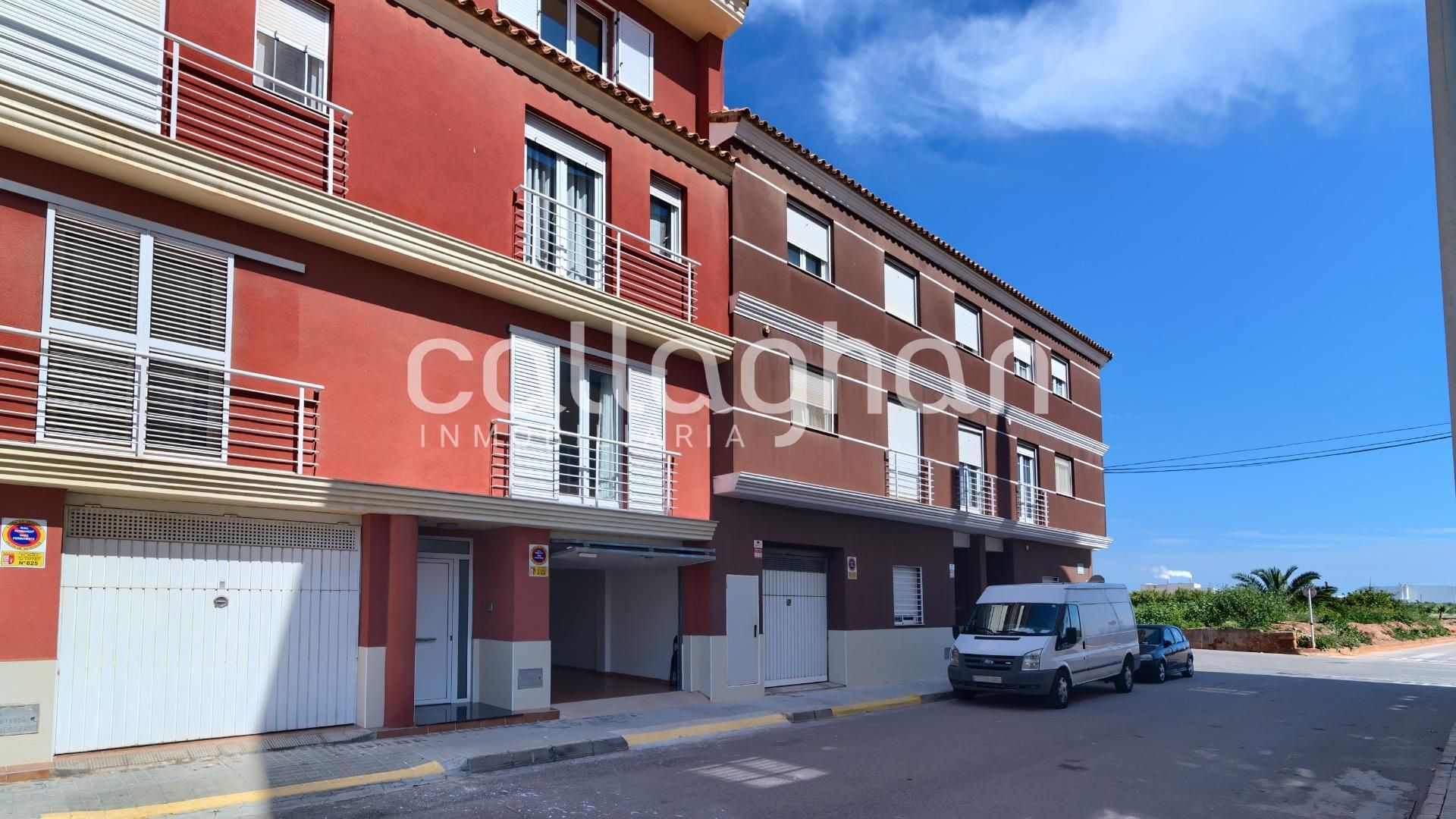 Vista exterior de Casa adosada en venda en Chilches / Xilxes amb Aire condicionat, Calefacció i Terrassa
