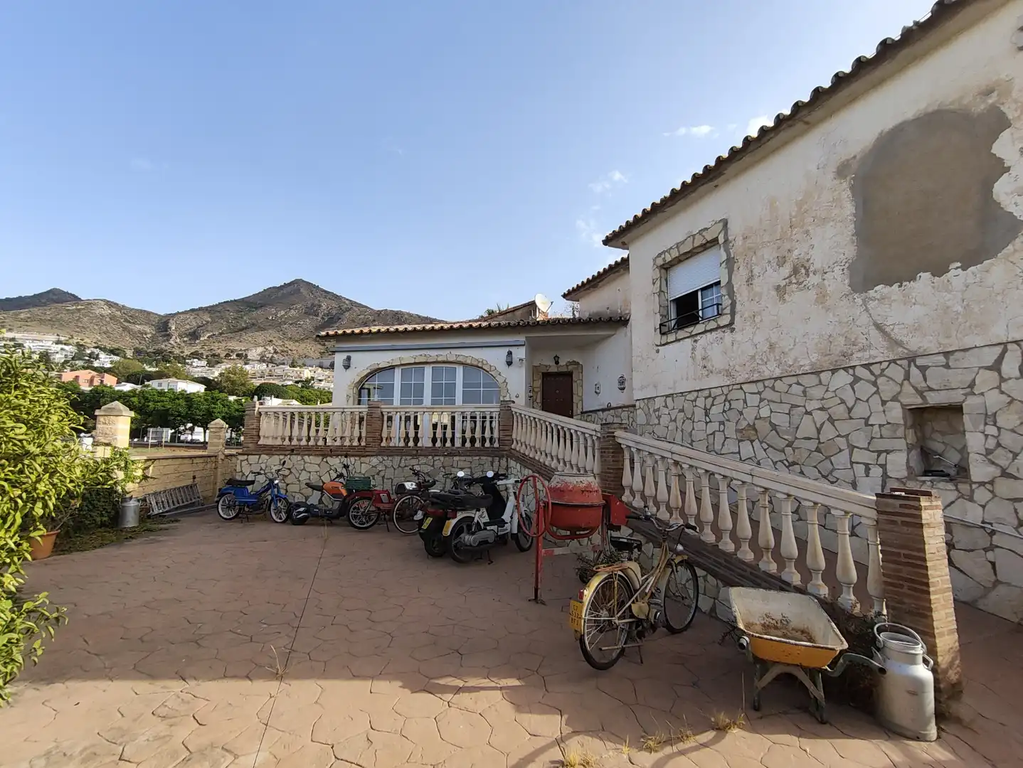 Vista exterior de Casa o xalet en venda en Benalmádena amb Aire condicionat, Calefacció i Jardí privat