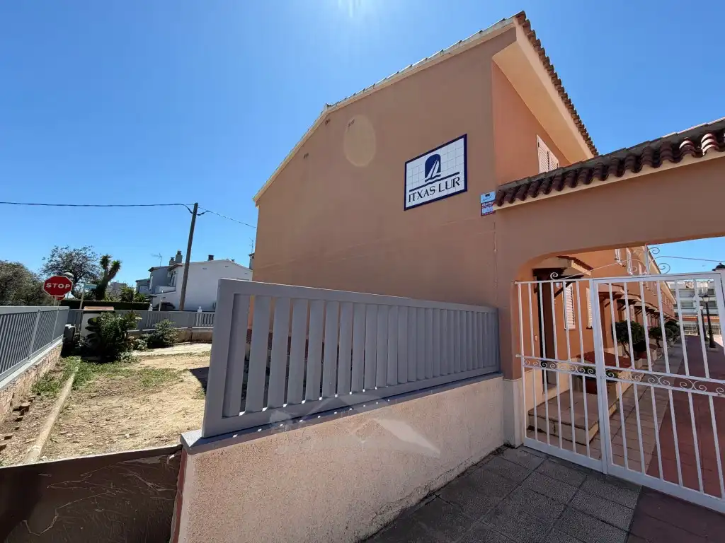 Vista exterior de Casa o xalet en venda en Cambrils amb Piscina comunitària