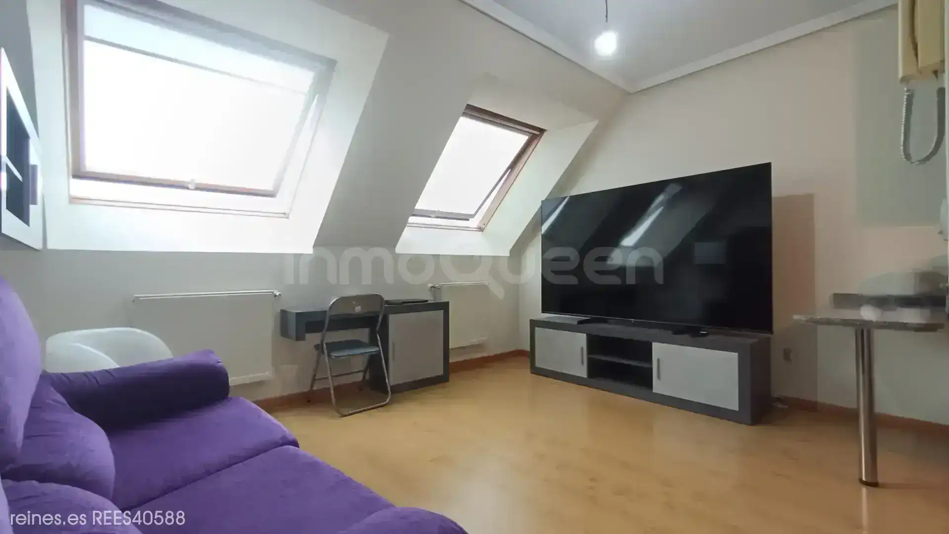 Sala de estar de Apartamento en venta en Oviedo  con Calefacción y Amueblado