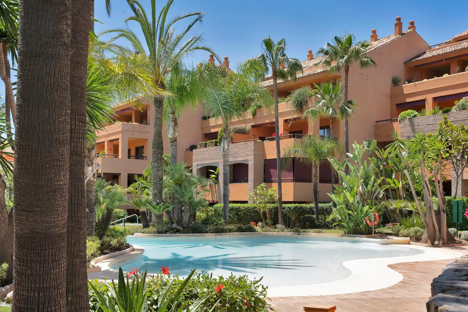 Vista exterior de Apartament en venda en Marbella amb Aire condicionat, Calefacció i Jardí privat