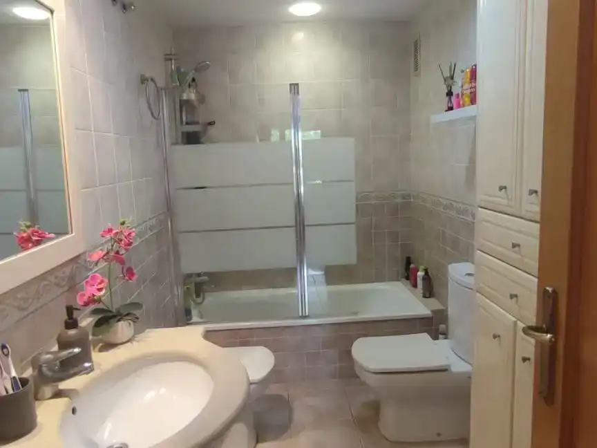 Badezimmer von Wohnung zur Miete in  Valencia Capital mit Klimaanlage