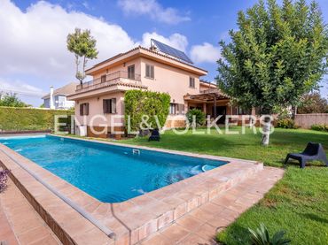 Maison avec balcon à vendre à Valencina de la Concepción
