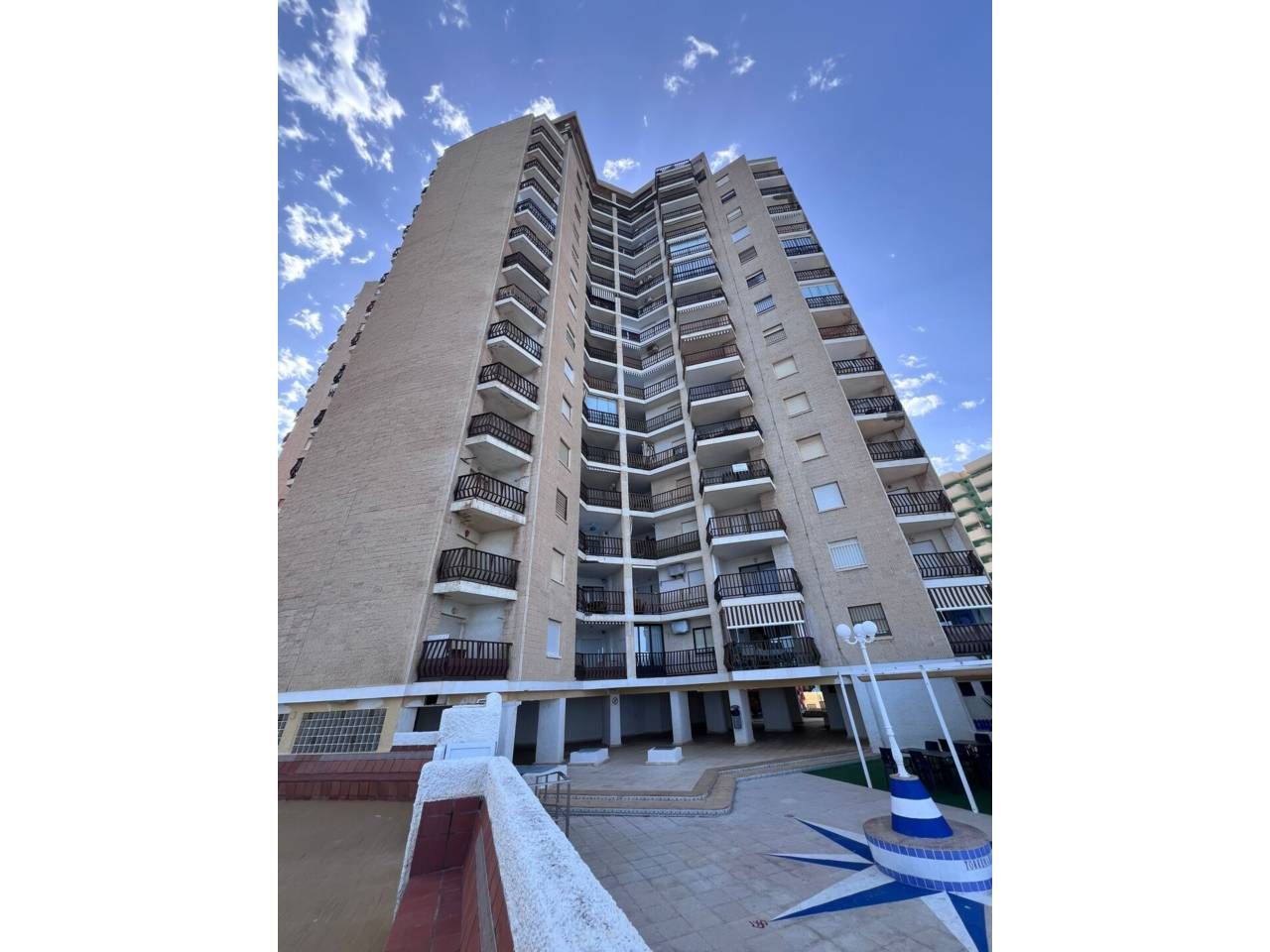 Vista exterior de Pis en venda en La Manga del Mar Menor amb Terrassa, Moblat i Piscina comunitària
