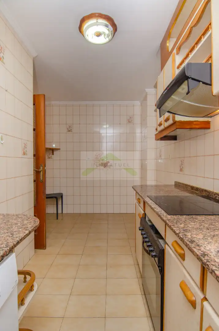 Küche von Wohnung zum Verkauf in A Coruña Capital  mit Ofen und Waschmaschine