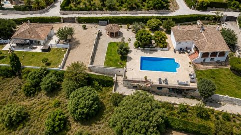 Dos Fincas con vistas al mar en Tarraula, Jávea  El encanto mediterráneo se encuentra con el estilo ibicenco