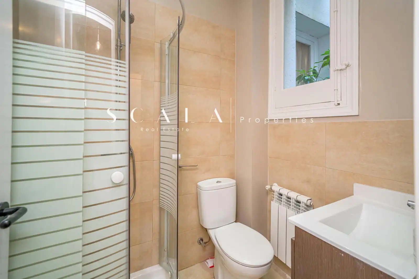 Bathroom of Duplexes for rent in Madrid  with Air Conditioner, Heating and Terrace