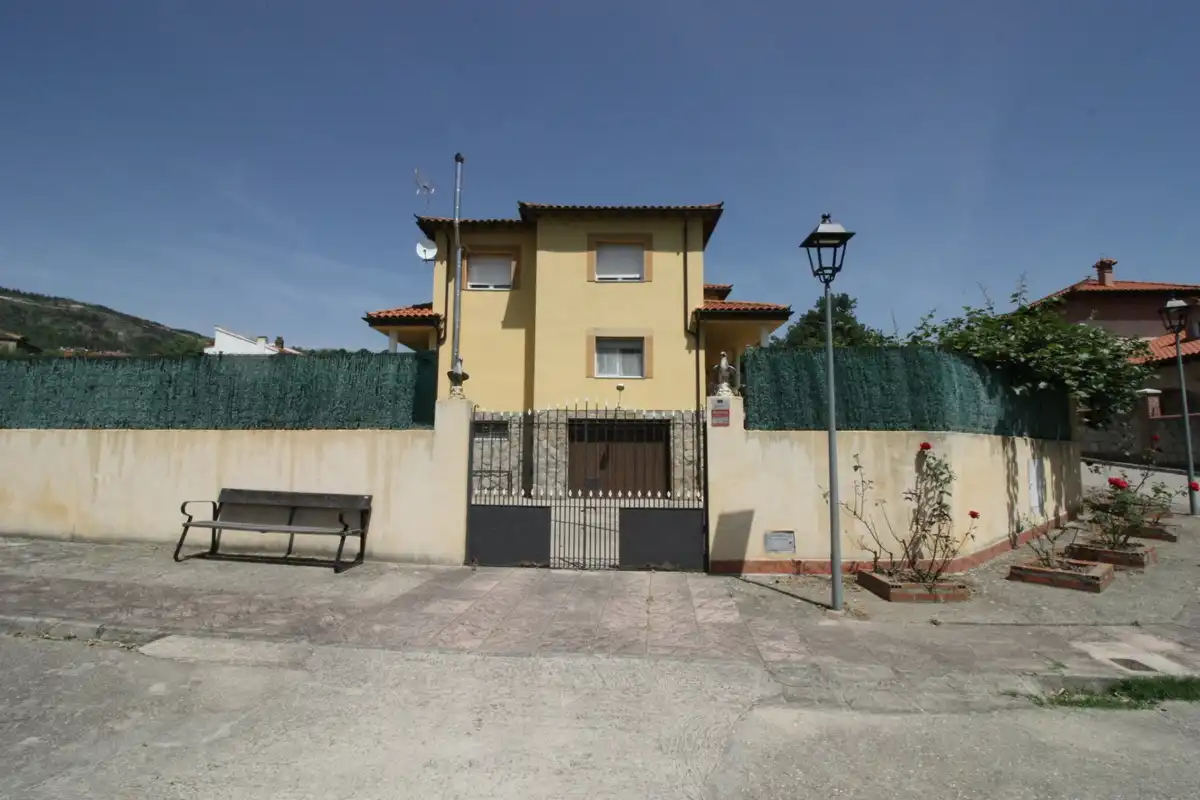 Vista exterior de Casa o chalet en venta en Mombeltrán con Calefacción, Jardín privado y Terraza