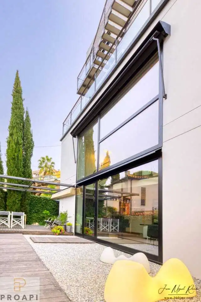 Vista exterior de Pis en venda en Girona amb Aire condicionat i Jardí privat