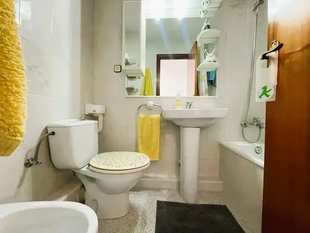 Badezimmer von Einfamilien-Reihenhaus zum Verkauf in Badalona mit Heizung, Terrasse und Balkon
