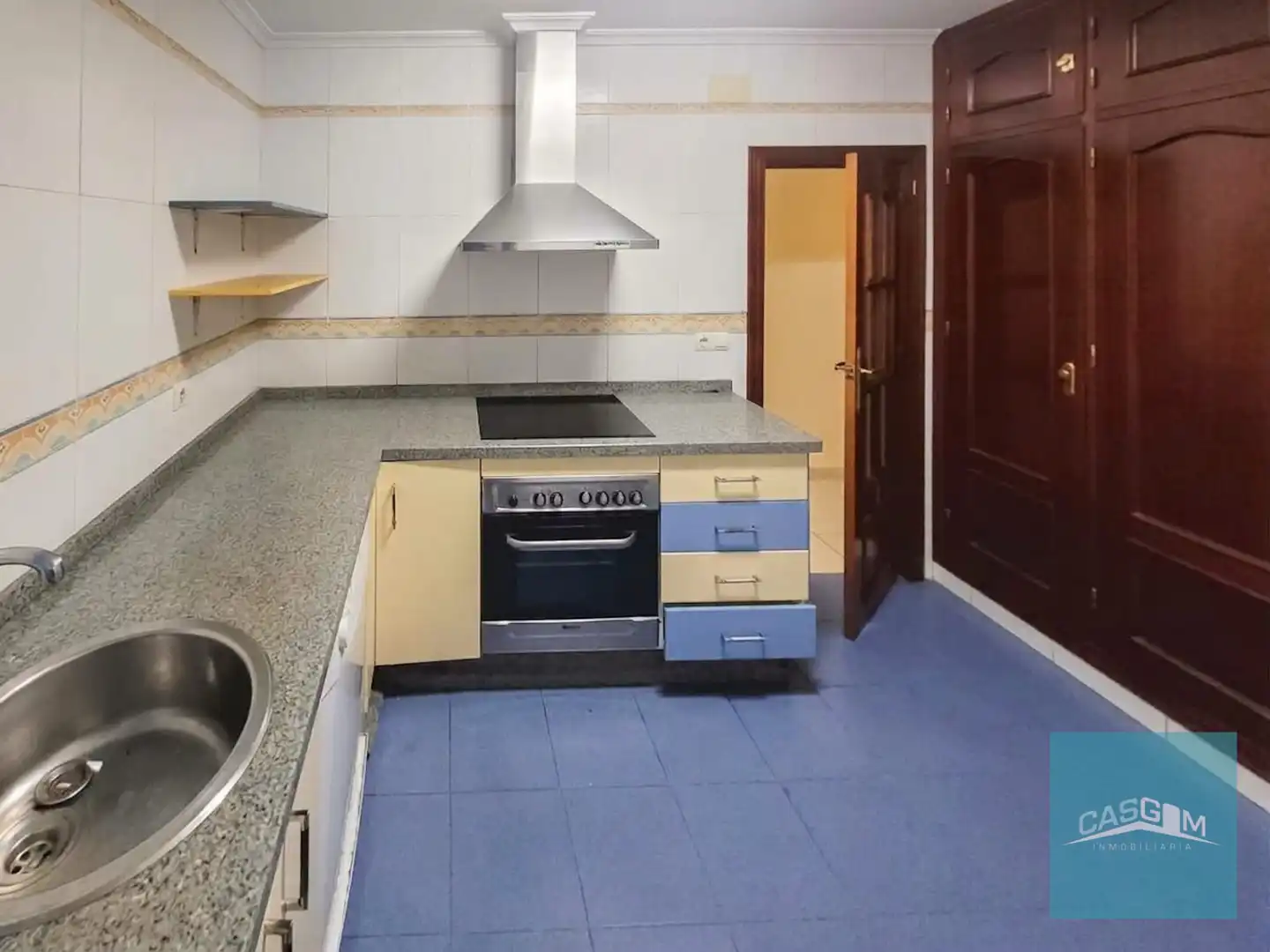 Cuina de Pis en venda en Huelva amb Forn, Rentadora i Microones