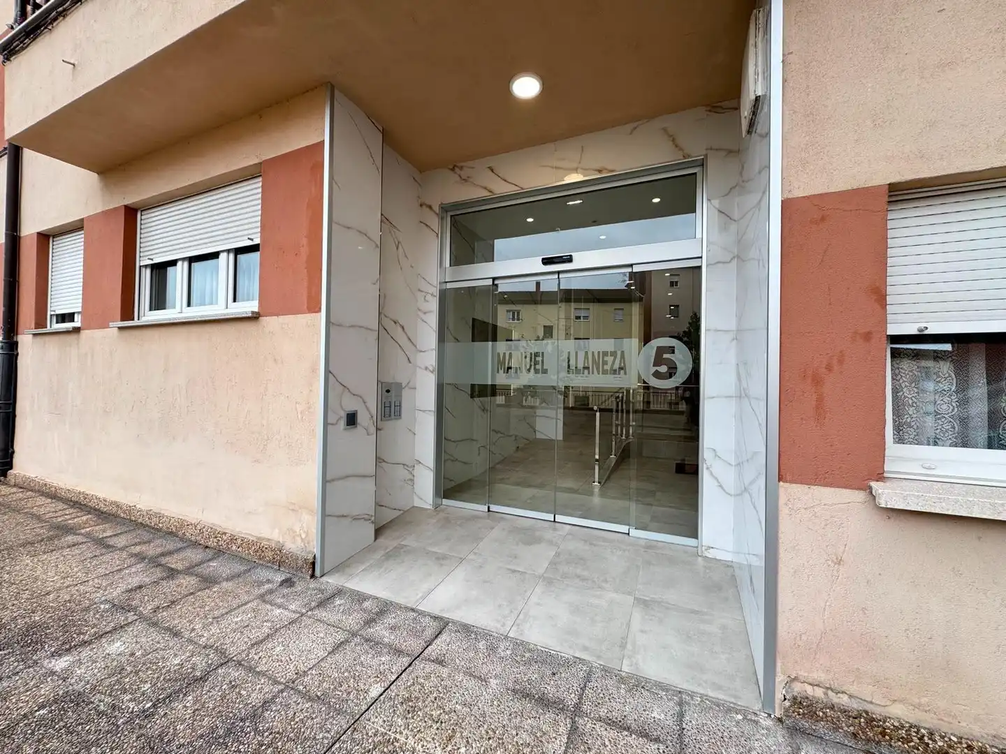 Piso en venta en Oviedo  con Calefacción, Terraza y Trastero