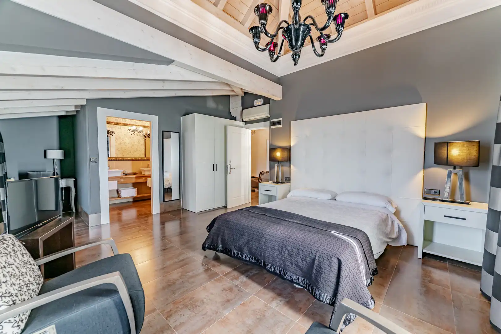 Habitación de Edificio en venta en Valle de Losa con Alarma