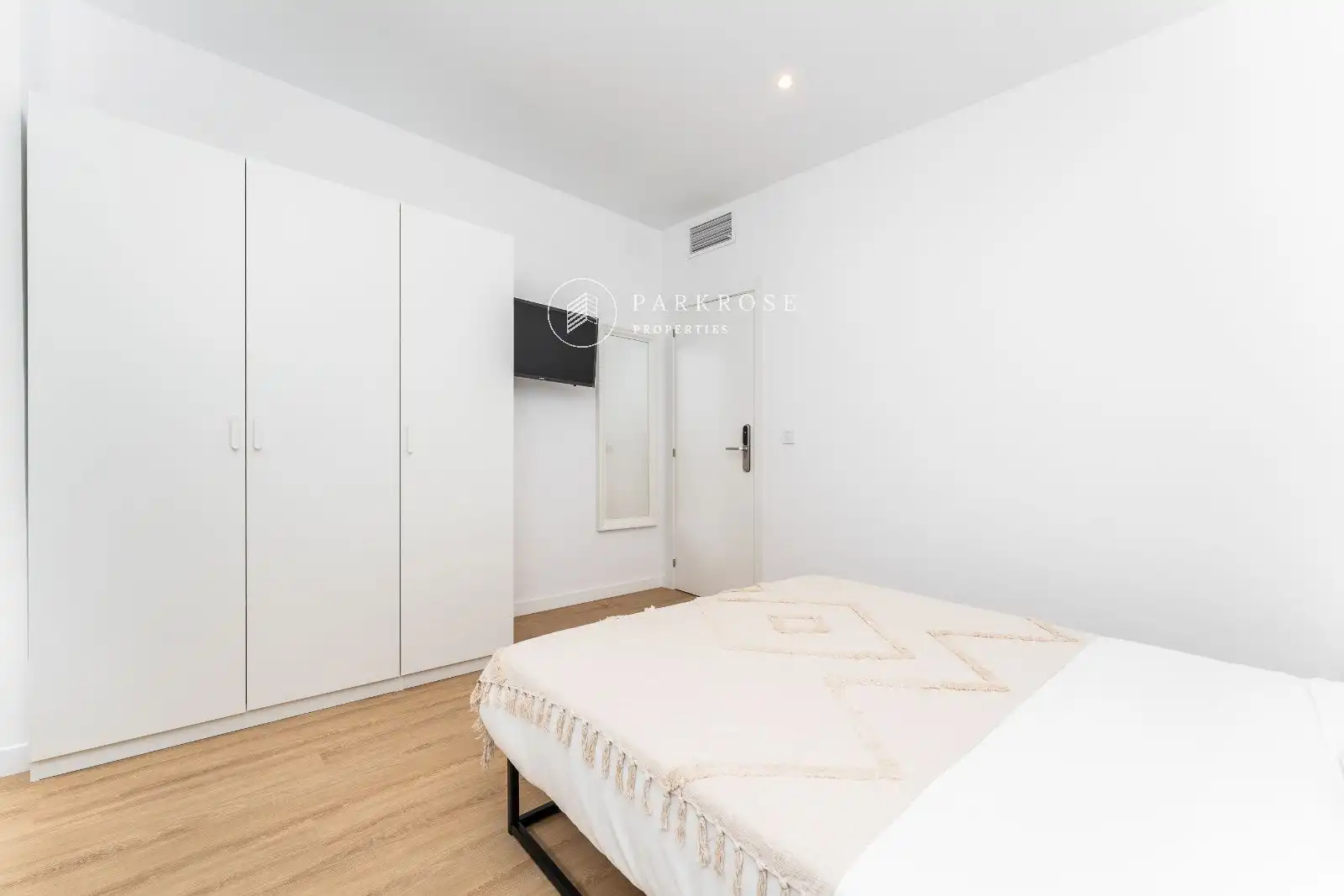 Bedroom of Flat for share in Barcelona  with Air Conditioner, Parquet flooring and Furnished