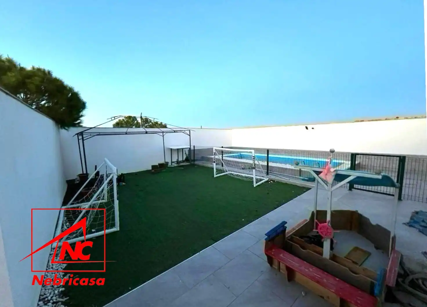 Piscina de Finca rústica en venta en Lebrija con Terraza, Piscina y Amueblado