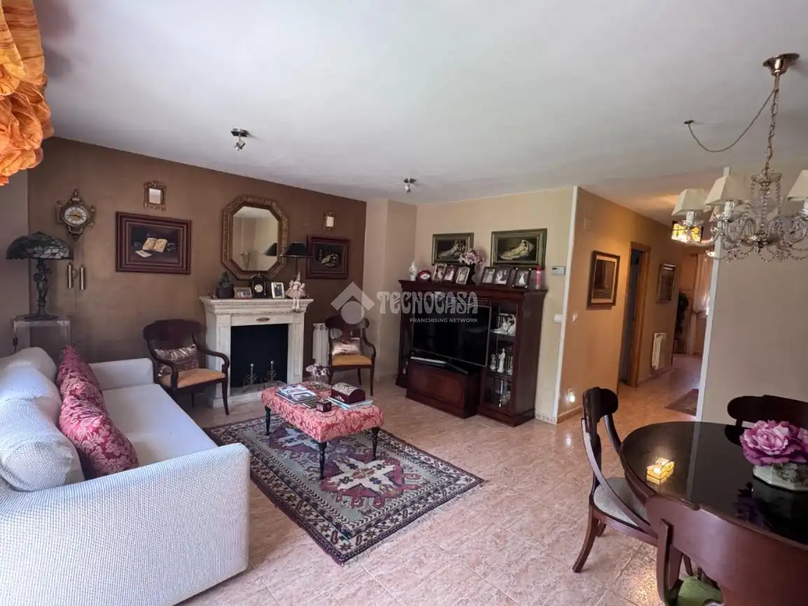 Sala de estar de Casa adosada en venta en Valdefresno con Calefacción, Parquet y Piscina comunitaria