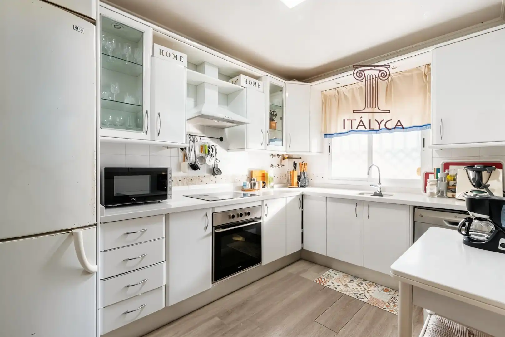 Cuina de Casa adosada en venda en Tomares amb Aire condicionat, Terrassa i Traster