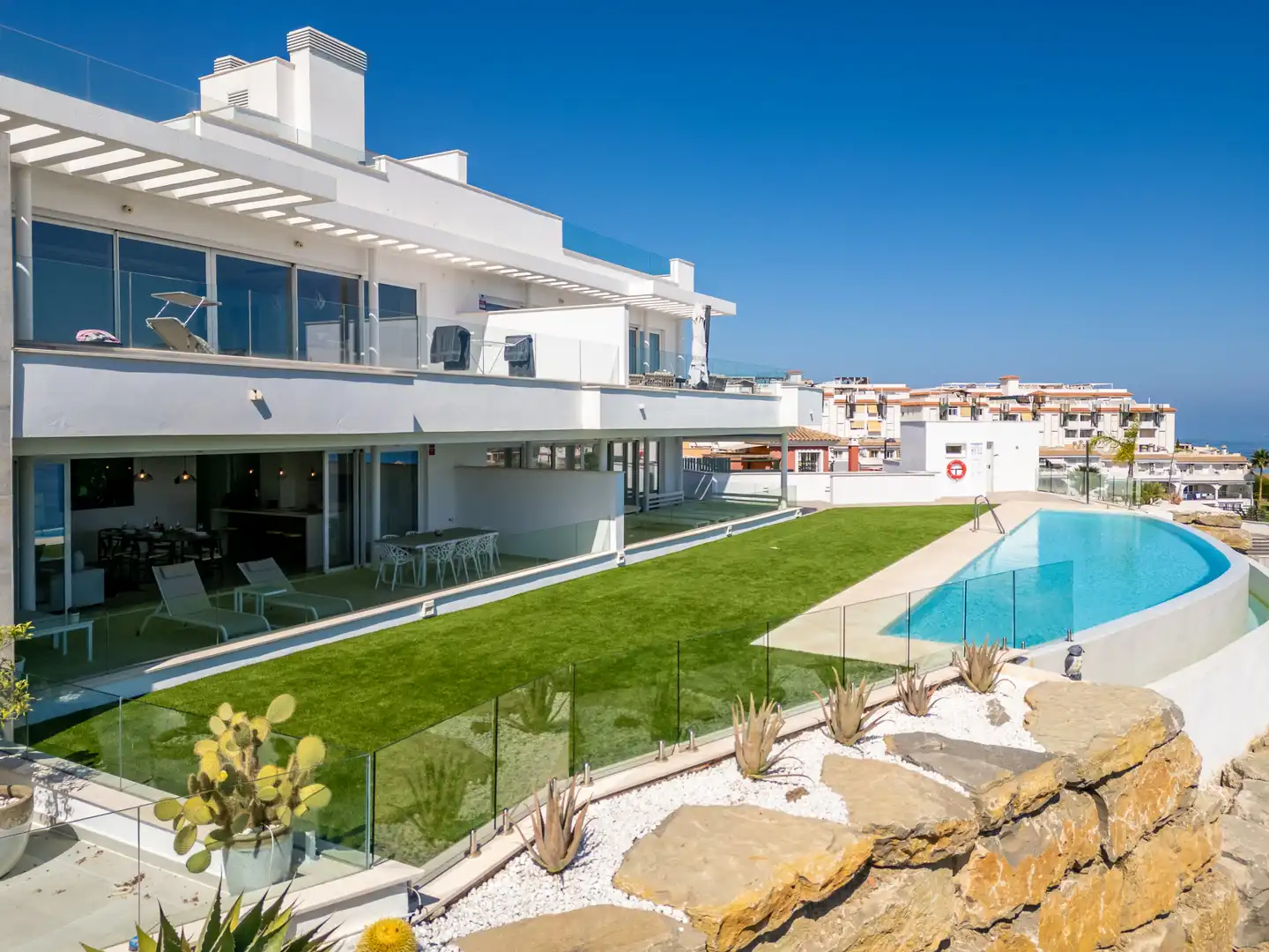 Außenansicht von Wohnungen zur Miete in Benalmádena mit Klimaanlage, Terrasse und Schwimmbad