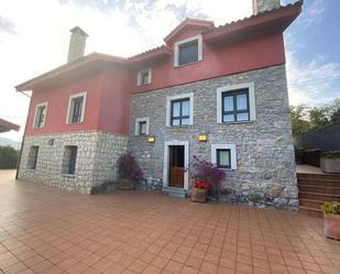 Vista exterior de Casa o xalet en venda en Oviedo  amb Calefacció i Jardí privat