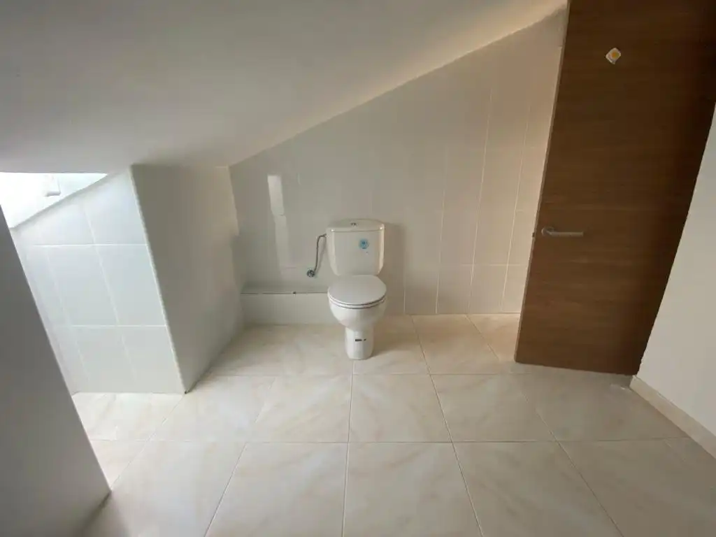 Bany de Casa o xalet en venda en Casarrubios del Monte amb Jardí privat, Piscina i Moblat