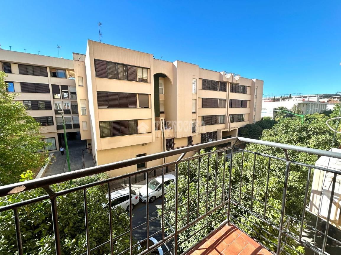 Exterior view of Flat to rent in  Sevilla Capital  with Air Conditioner, Heating and Balcony