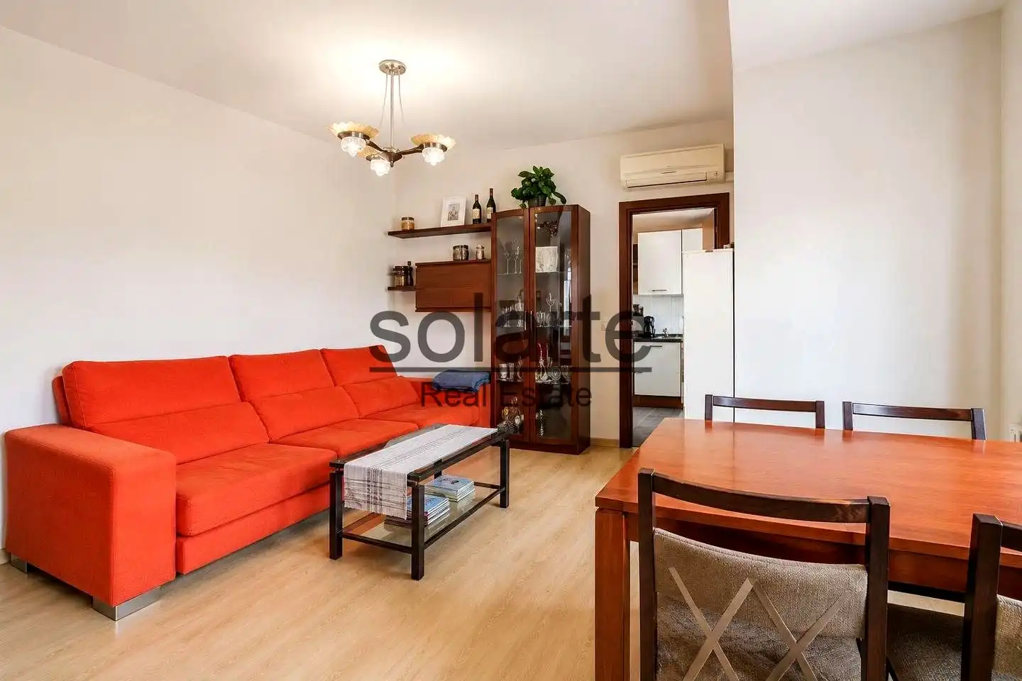 Sala d'estar de Dúplex en venda en L'Hospitalet de Llobregat amb Aire condicionat i Terrassa