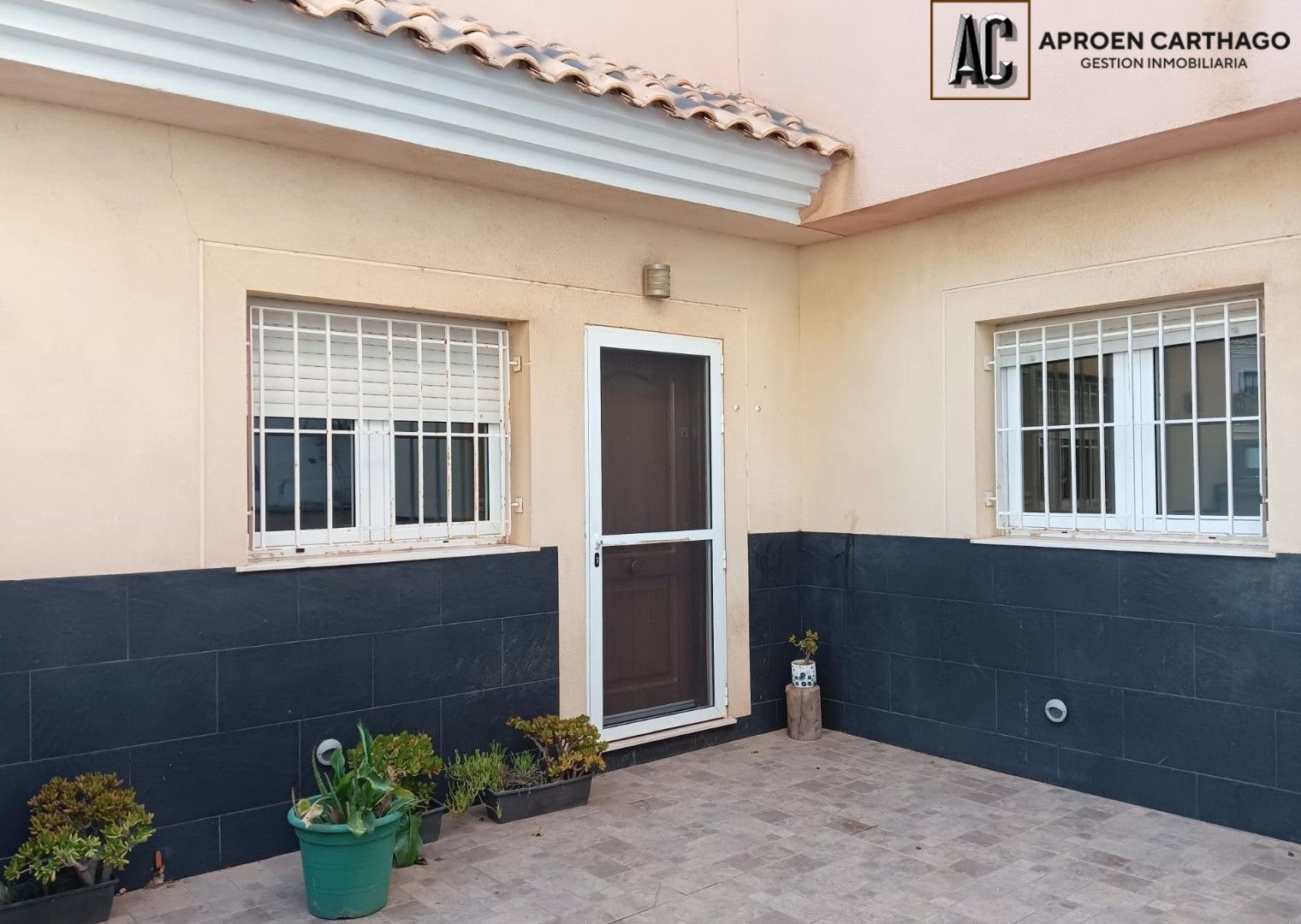 Vista exterior de Casa adosada en venda en Cartagena amb Traster i Balcó