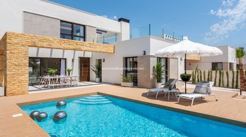 Villa moderna en venta en Ciudad Quesada, una urbanización popular en la Costa Blanca Sur. La villa está construida en la parcela, imatge 3
