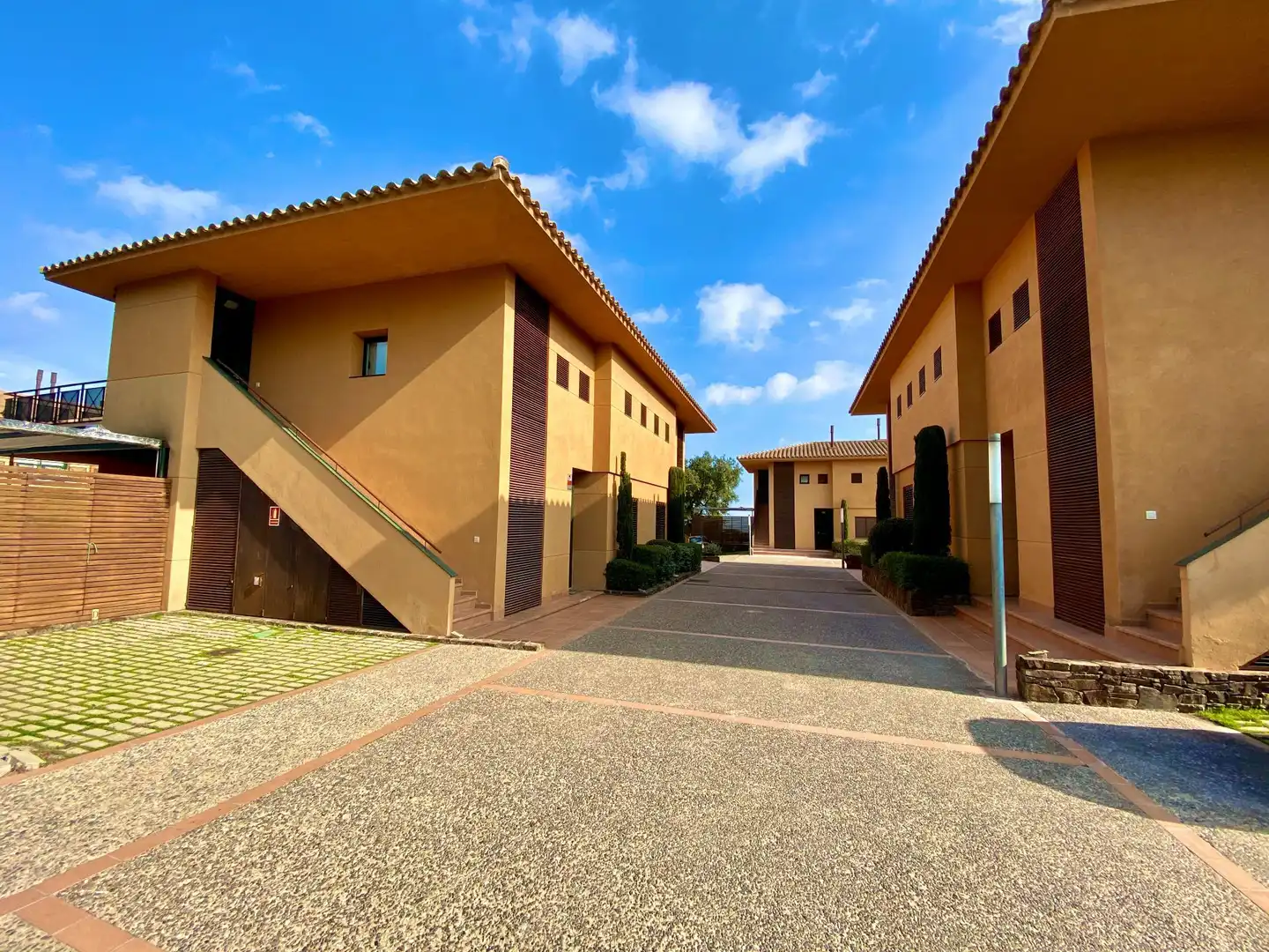 Vista exterior de Apartamento en venta en Navata con Aire acondicionado, Calefacción y Domótica
