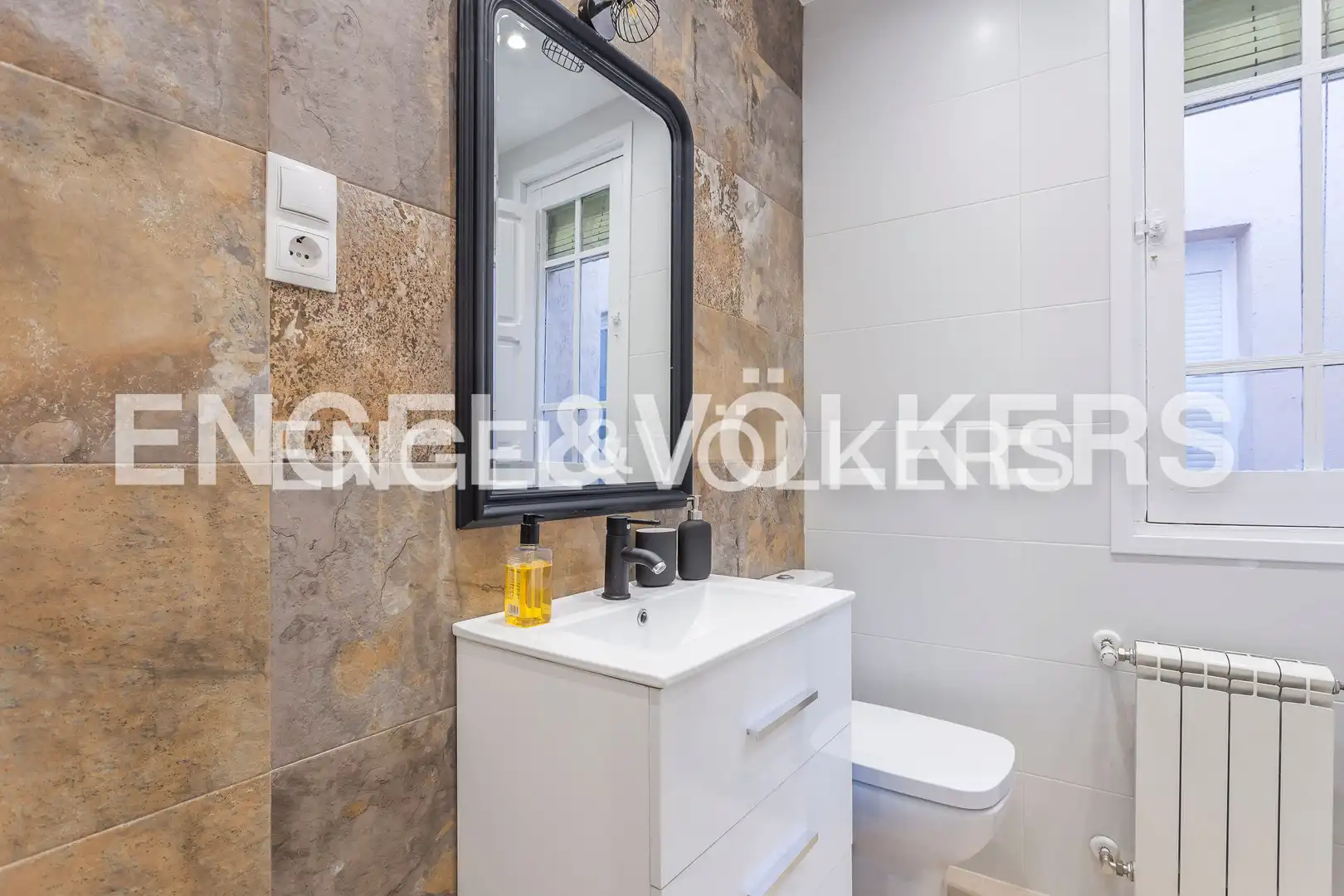 Bathroom of Attic for rent in Madrid  with Air Conditioner, Heating and Parquet flooring