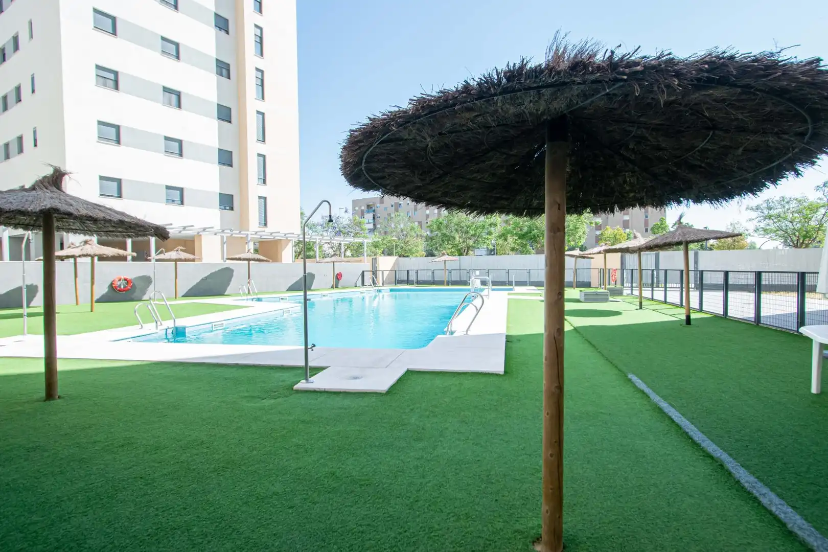 Piscina de Piso en venta en Sevilla con Aire acondicionado, Calefacción y Terraza