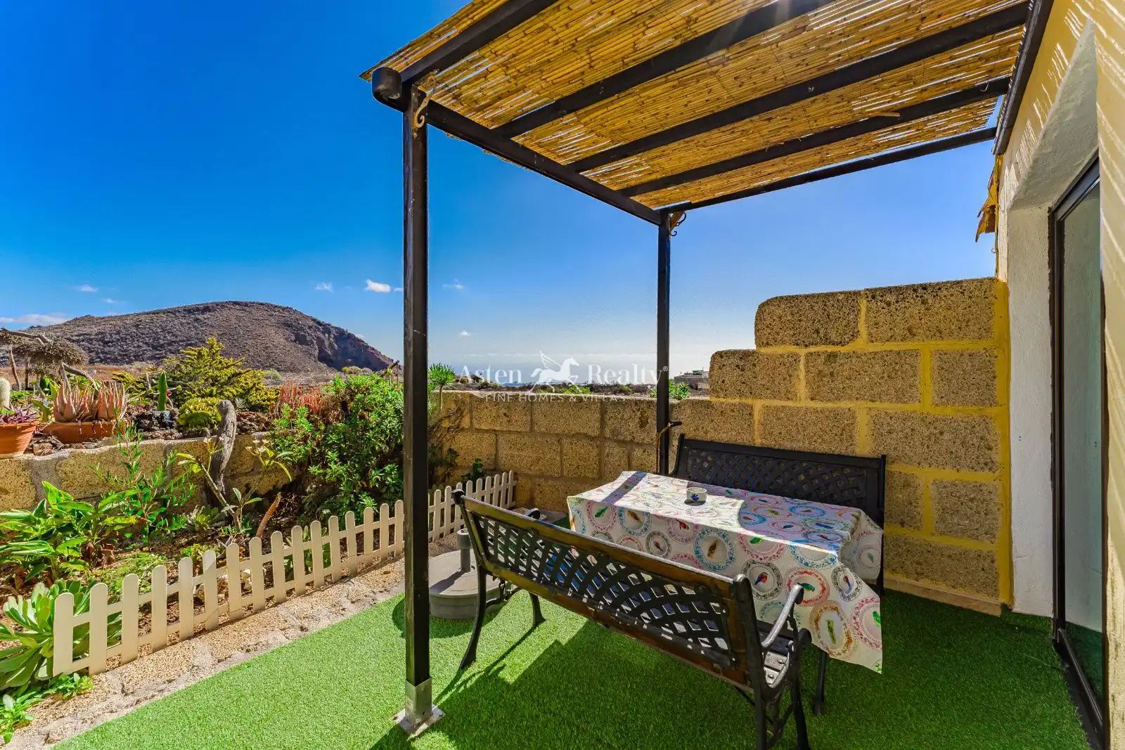 Terrassa de Casa adosada en venda en San Miguel de Abona amb Jardí privat, Terrassa i Moblat
