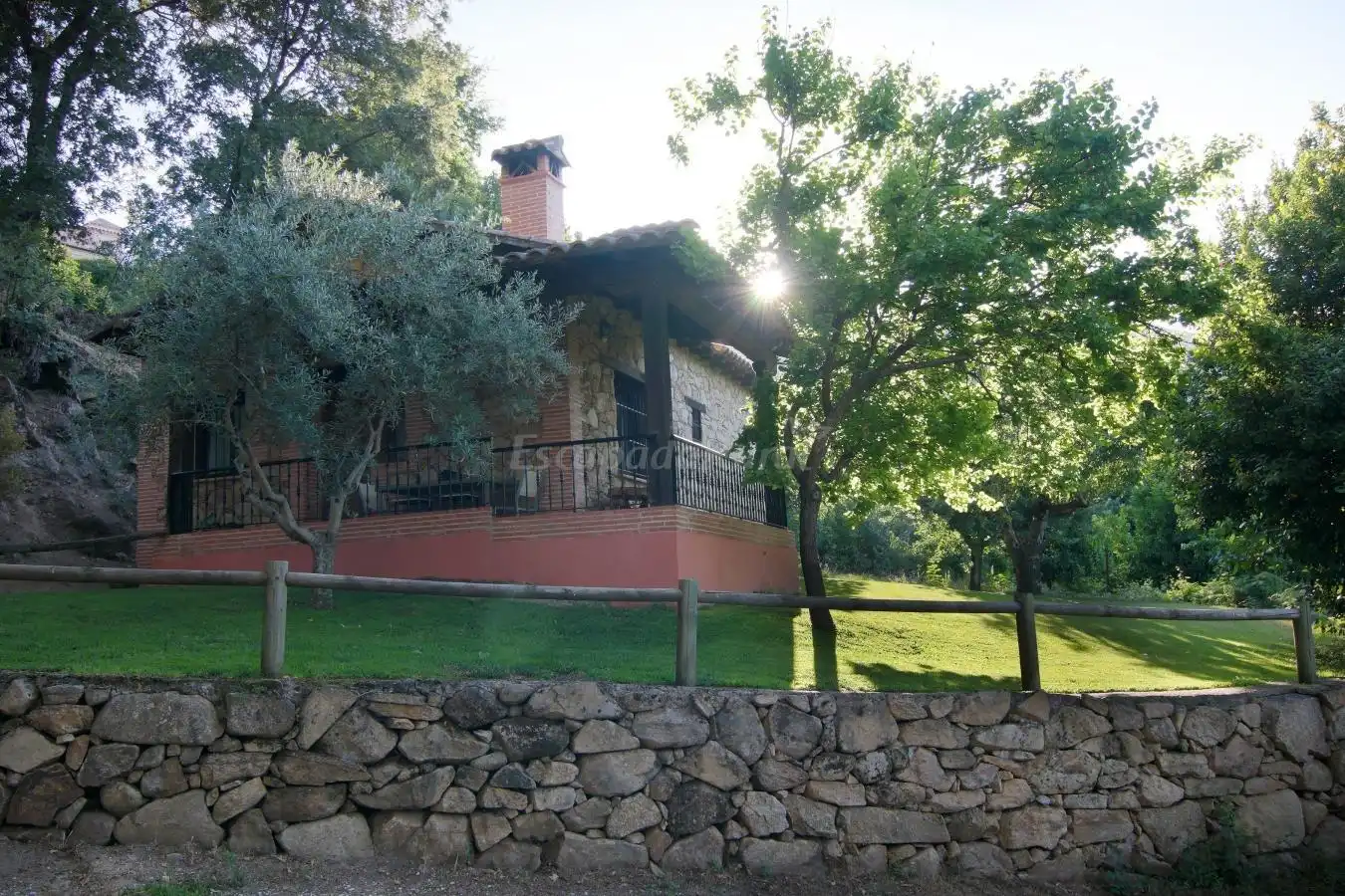 Vista exterior de Casa o xalet en venda en Candeleda amb Aire condicionat, Calefacció i Jardí privat