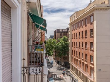 Flat with balcony for sale in Calle del Tutor