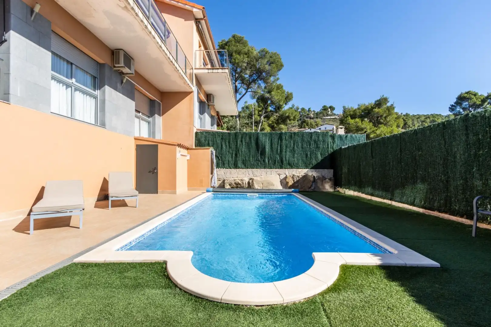 Piscina de Casa adosada en venda en Castellar del Vallès amb Aire condicionat, Calefacció i Terrassa