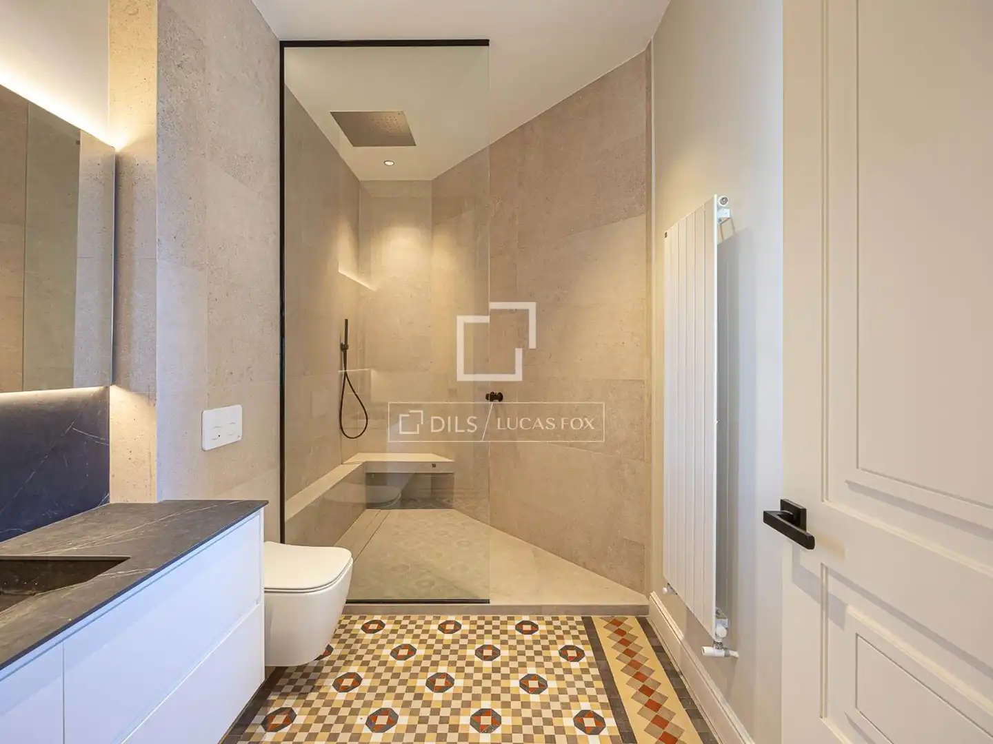 Badezimmer von Wohnung zum Verkauf in Barcelona mit Klimaanlage, Heizung und Balkon