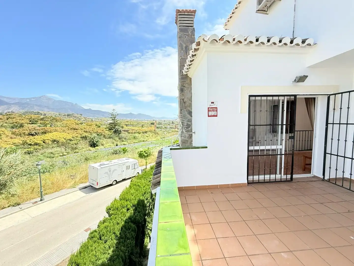 Vista exterior de Dúplex en venta en Nerja con Jardín privado, Trastero y Piscina comunitaria
